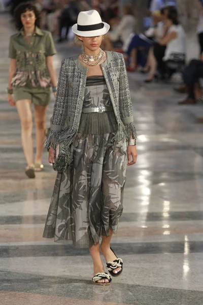 Look 17